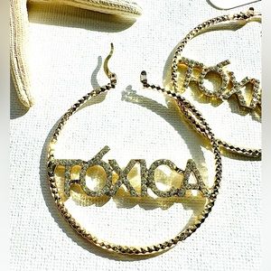 Aretes de aro con mensaje de la “Tóxica” abrillantados en zirconia.